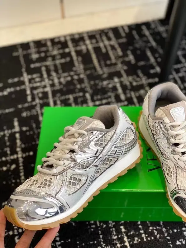 👟👟Ex-factory price 600👟👟 Top version (couples style) Bottega Veneta 23ss autumn and winter show style BV Orbit sneakers Wang Yibo same style couple style casual shoes dad shoes! Runner sneakers! Original purchase and development! Made of original lightweight technical mesh fabric, the same as the original version! The process is complicated! Paired with a rubber outsole designed with a geometric pattern, the high version of the Wang Zha series is actually much taller, but the legs still look slim. Very nice. Durable and durable to play with, standard and version-matching shoe packaging technology, look for high-end versions. The original outsole is exclusively molded, and the color-blocked TPU outsole is used. The material and weight are the same as the original! Size: #Female 35-41 (40 and 41 customized sizes are non-refundable) Male 39-45 (45 size customized are non-returnable and exchangeable)